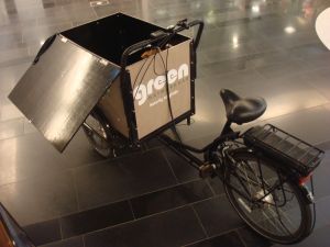 Extra-heavy-duty cargo trike at 'Green' market in Malmo. (Click to expand).